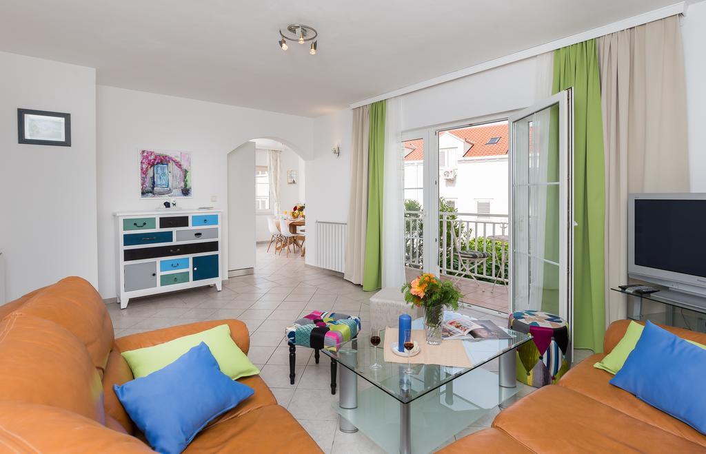 Orange Tree Apartment *