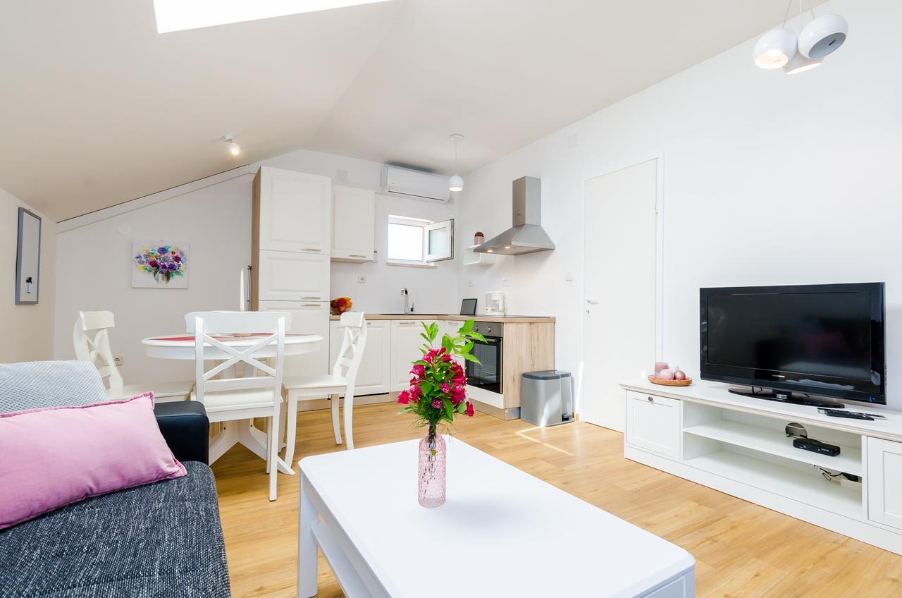 Orange Tree Apartment *